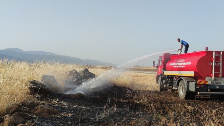 Buğday tarlasındaki anız yangını korkuttu