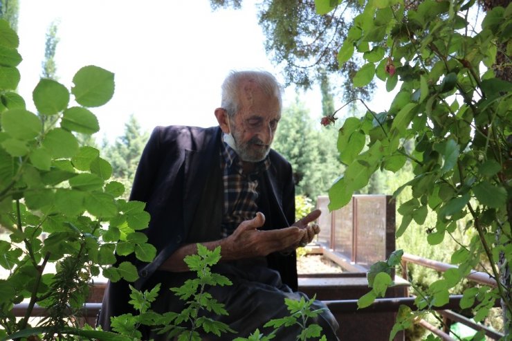 10 yıldır eşinin mezarını her gün ziyaret ediyor