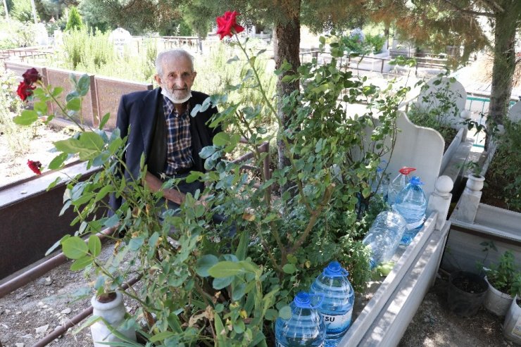 10 yıldır eşinin mezarını her gün ziyaret ediyor