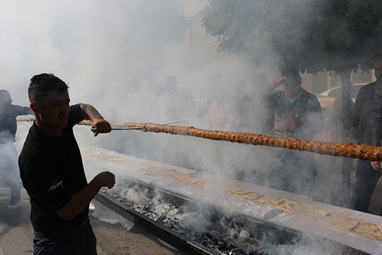 46-metrelik-kebap-saniyeler-icinde-tuketildi3.jpg