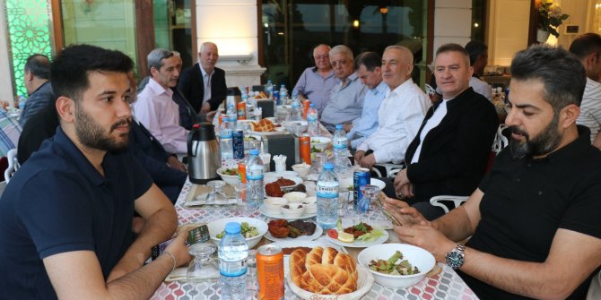 aksay-insaat-yuzlerce-misafirini-geleneksel-iftar-yemeginde-bir-araya-getirdi.jpeg