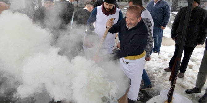 alpedo-kervan-lezzet-grubu-yonetim-kurulu-baskani-sami-kervancioglu-her-yil-gerceklestirdikleri-salep-festivalini-bu-sene-de-kar-altinda-kahramanmaraslilarin-yogun-katilimiyla-gerceklestirdi.jpg