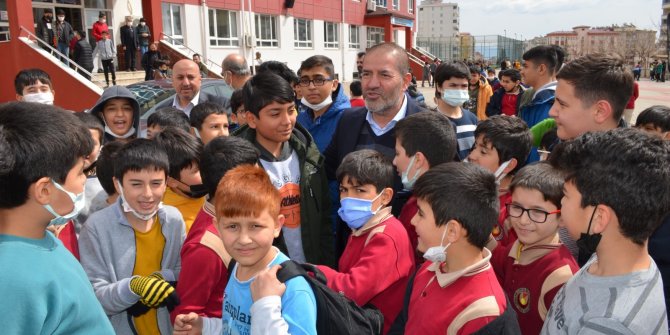 alpedo-kervan-lezzet-grubu-yonetim-kurulu-baskani-sayin-sami-kervancioglu-kariyer-gunleri-kapsaminda-turgut-pekel-imam-hatip-ortaokulu-ogrencileriyle-tecrubelerini-paylasti.jpg