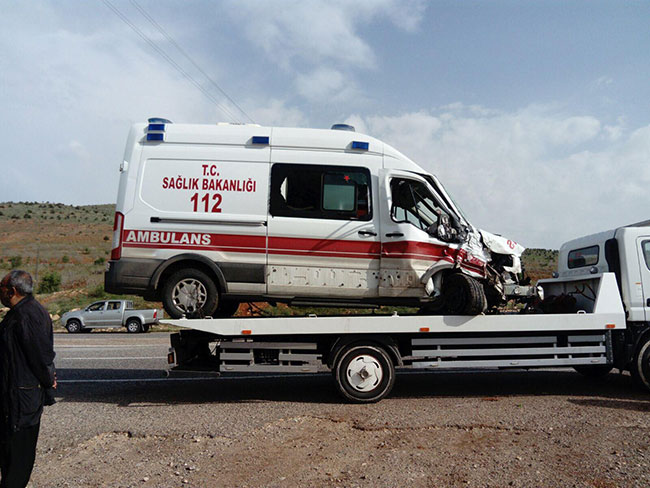 ambulans-ile-minibus-carpisti-6-yarali.jpg