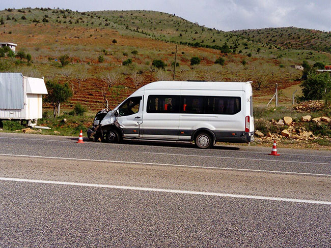 ambulans-ile-minibus-carpisti-6-yarali2.jpg