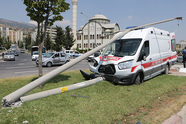 ambulans-ile-otomobil-carpisti1.jpg