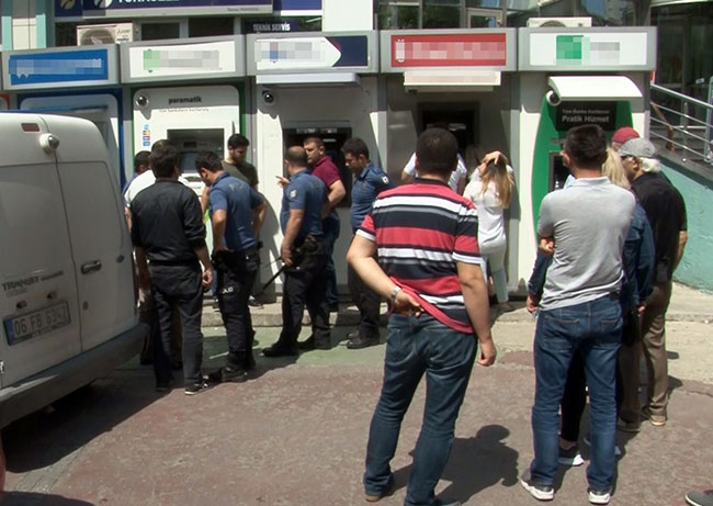 arsa-parasini-yutan-atm’ye-baltayla-saldirdi1.jpg