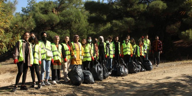 buyuksehir-belediyesinin-koordinasyonunda-bir-araya-gelen-ksu-egitim-fakultesi-ogrencileri-esnaf-ve-vatandaslari-atiklarla-ilgili-bilinclendirdi-farkindalik-olusturmak-icin-cevreye-atilan-atiklari-topladi.jpg