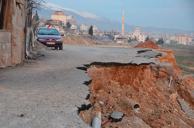 kahramanmarasta-coken-yol-tehlike-saciyor1.jpg