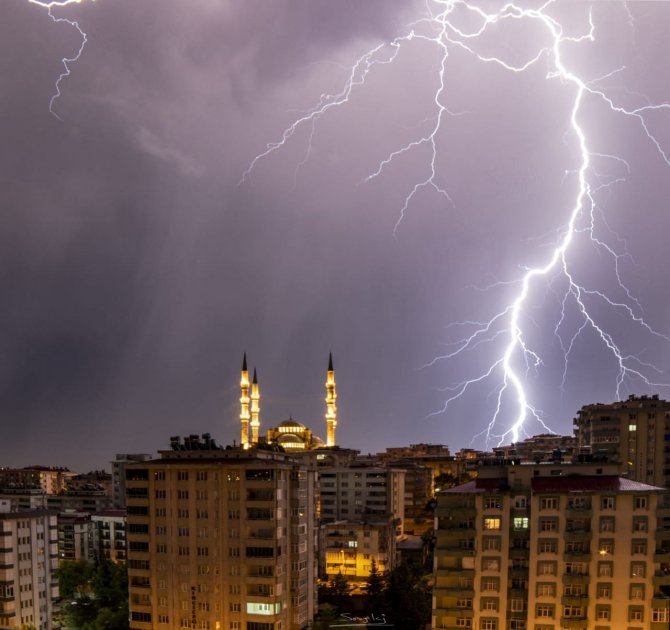 kahramanmarasta-gece-yarisi-saganak-yagisla-birlikte-baslayan-yildirimlar-geceyi-gunduze-cevirdi-o-anlar-kare-kare-fotograflandi.jpeg