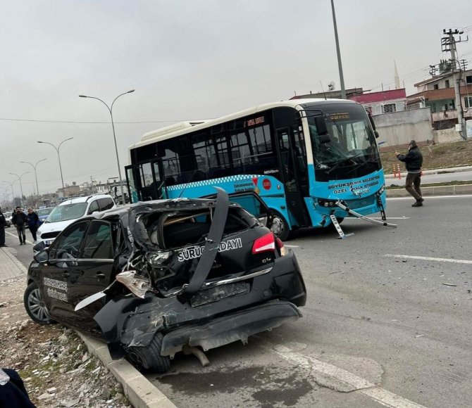 kahramanmarasta-halk-otobusu-ile-surucu-egitim-aracinin-carpismasi-sonucu-maddi-hasarli-trafik-kazasi-meydana-geldi.jpeg