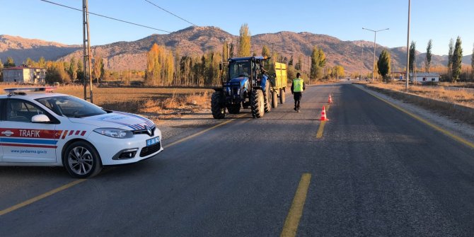 kahramanmarasta-jandarma-trafik-timleri-kent-genelinde-tarim-araclarina-ve-suruculerine-yonelik-denetimlerde-bulundu.jpg