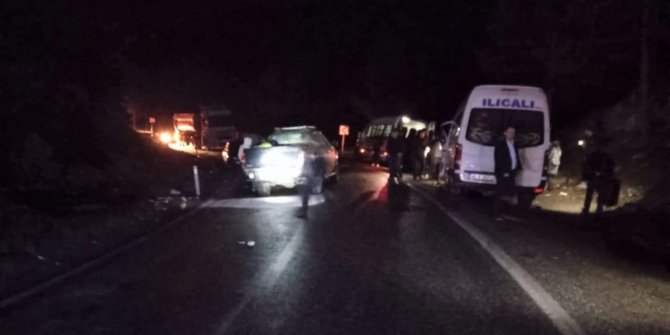 kahramanmarasta-minibus-ile-kamyonetin-carpismasi-sonucu-meydana-gelen-trafik-kazasinda-15-kisi-yaralandi.jpg