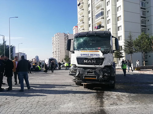 kayseride-beton-mikseri,-halk-otobusune-carpti.jpg