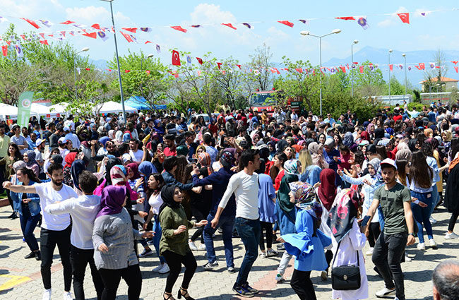 ksu’de-ki-konserde-binlerce-ogrenci-eglendi2.jpg