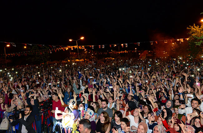 ksu’de-ki-konserde-binlerce-ogrenci-eglendi4.jpg