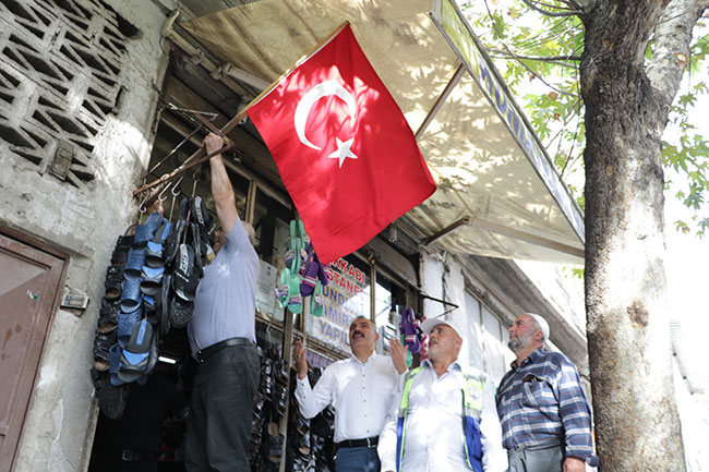 mahalle-esnafindan-harekata-turk-bayrakli-destek2.jpg