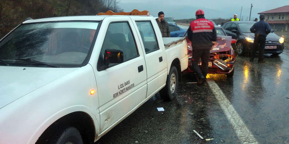 minibus-takla-atti!-3-arac-birbirine-girdi!-cok-sayida-yarali-var....jpg