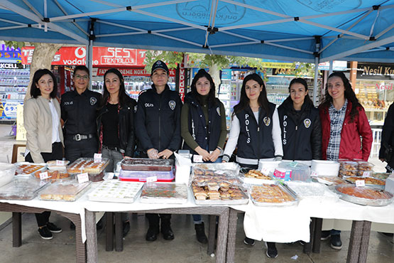 polis-esleri-derneginden-ogrenciler-yararina-kermes2.jpg