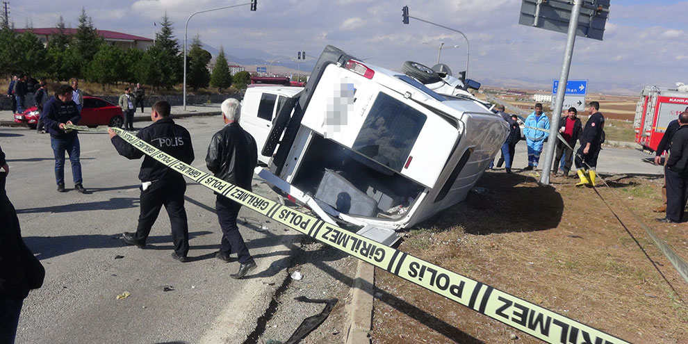 polis-minibusu-ile-ticari-arac-carpisti1.jpg