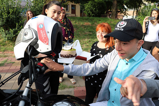 polislerden-engelli-gence-dogum-gunu-surprizi1.jpg