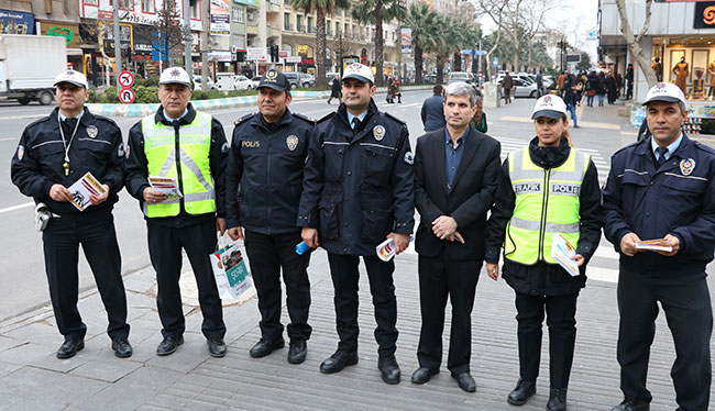 trafik-polisinden-yayalara-brosurlu-uyari.jpg