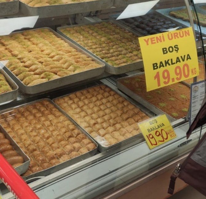 turkiyede-bu-da-oldu-bos-baklava-satisa-cikti.jpg